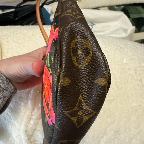 Louis Vuitton RARE Roses Pochette Accessories in like new condition - Picture 6 of 11